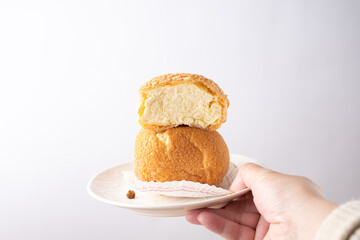 シュークリームを持つ手
