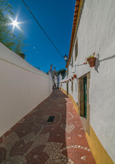 Ruelle ensoleill&eacute;e en poterie traditionnelle &agrave; Nisa, Alentejo, Portugal
