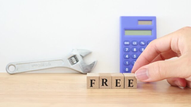 工事費無料や見積無料を示す工具と無料ブロックの写真。