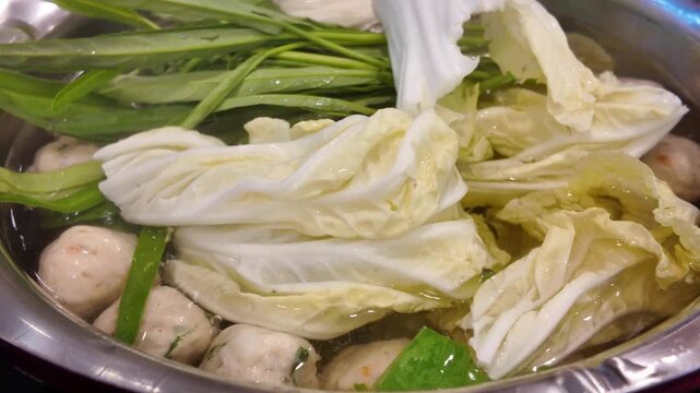 Video captures hot pot boiling process step by step