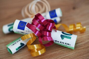 Geldgeschenk mit 100 Euro Scheinen