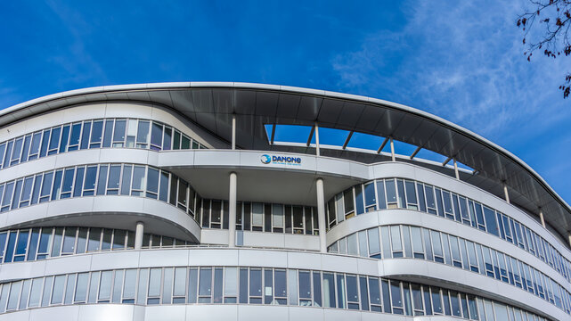 Rueil-Malmaison, France - 15 d&eacute;cembre 2025: Fa&ccedil;ade du si&egrave;ge de Danone France. Danone est une multinationale alimentaire fran&ccedil;aise cot&eacute;e &agrave; la Bourse de Paris, et incluse dans l'indice CAC 40