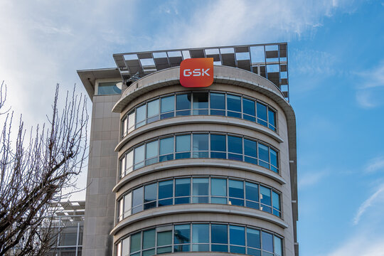 Rueil-Malmaison, France - 15 d&eacute;cembre 2025: Vue ext&eacute;rieure du si&egrave;ge fran&ccedil;ais de GSK, anciennement GlaxoSmithKline, multinationale britannique de l'industrie pharmaceutique