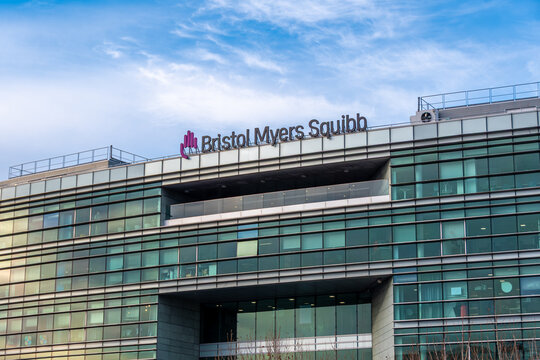 Rueil-Malmaison, France - 15 d&eacute;cembre 2025: Fa&ccedil;ade du si&egrave;ge fran&ccedil;ais de Bristol Myers Squibb, entreprise pharmaceutique am&eacute;ricaine n&eacute;e de la fusion entre Bristol Myers Company et Squibb Corporation