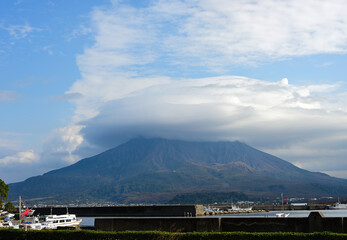 桜島に乗る笠雲