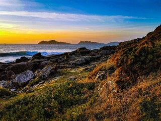 Obraz premium Puesta de sol en el mar con olas. Ría de Vigo. Rías Baixas. Pontevedra. Galicia. España. Europa.