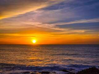 Puesta de sol en el mar con olas. Ría de Vigo. Rías Baixas. Pontevedra. Galicia. España. Europa.