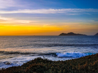 Puesta de sol en el mar con olas. Ría de Vigo. Rías Baixas. Pontevedra. Galicia. España. Europa.