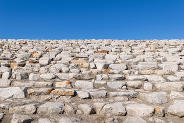 石積みの段々と青空の背景