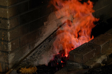刀鍛冶の炉で燃え上がる炎と火花