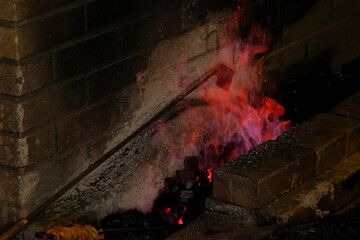 刀鍛冶の炉で燃え上がる炎と火花
