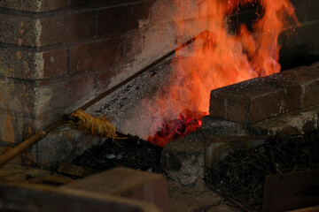 刀鍛冶の炉で燃え上がる炎と火花