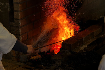 刀鍛冶の炉で燃え上がる炎と火花