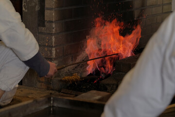 刀鍛冶の炉で燃え上がる炎と火花