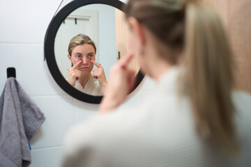 Morning Mirror Check with Cooling Eye Patches