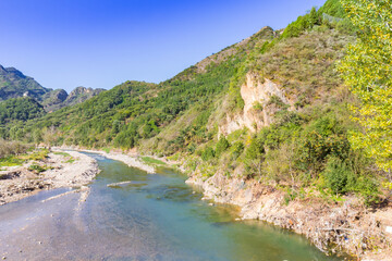 Obraz premium Ju river flowing through the landscape of Huangyaguan, China