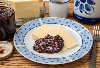 Meia cura cheese with jam and coffee