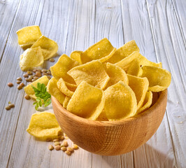 Linsenchips in heller Holzschale mit Linsen, Snack, Chips, vegetarisch, fettarm, 