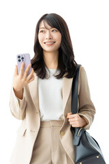 スマートフォンを持つ女性・ビジネスウーマン（背景透過PNG）