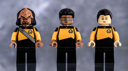 Naklejka premium Dortmund - Deutschland 16. Dezember 2025 - Lego Figuren der Crew der Enterprise