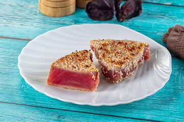 Tuna tataki with sesame seeds