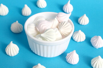 On a blue background there is a white Sasha with small marshmallows.	