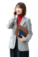 スマートフォンで話す笑顔の女性・ビジネスウーマン（背景透過PNG）