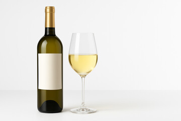 白ワインボトルと白ワインが入ったワイングラス