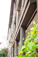 Naklejka premium Weathered abandoned building facade with columns