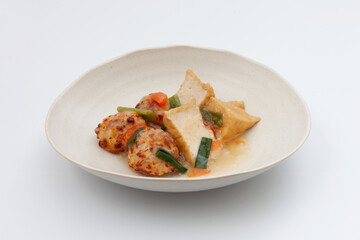 厚揚げと鶏肉団子の煮物あんかけ 白背景
