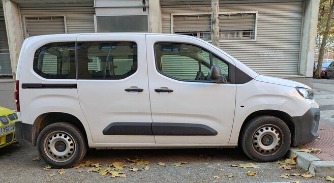 Vista lateral de una furgoneta de pasajeros Citro&euml;n Berlingo aparcada en una calle de Madrid, Espa&ntilde;a, 14 de diciembre de 2025