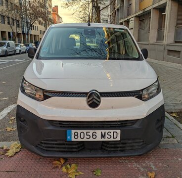 Vista frontal de un autom&oacute;vil Citro&euml;n Berlingo aparcado en una calle de Madrid, Espa&ntilde;a