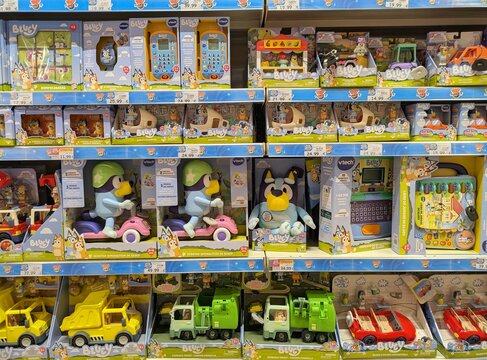 Estanter&iacute;a con mu&ntilde;ecos de la serie Bluey en un expositor de la jugueter&iacute;a Toy Planet en Madrid, Espa&ntilde;a, 14 de diciembre de 2025