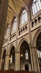 Obraz premium Belle perspective sur la nef et les vitraux de la cathédrale Saint-Bénigne de Dijon