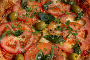 primer plano de pizza napolitana con tomate