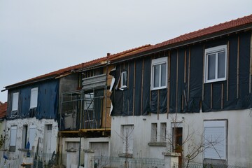 Investissement immobilier ancien - Sur&eacute;l&eacute;vation maison de toiture en tuiles