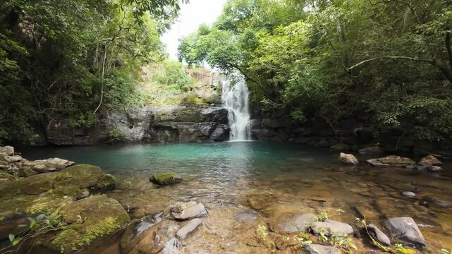 Cascace celeste en monta&ntilde;a