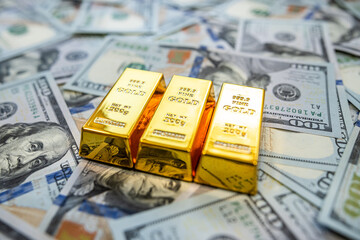 Obraz premium US dollars and gold bars symbolizing investment performance, trade value, and market analysis