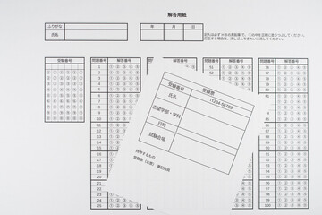 受験票とマークシートで受験のイメージ