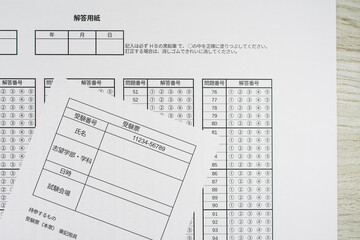 受験票とマークシートで受験のイメージ