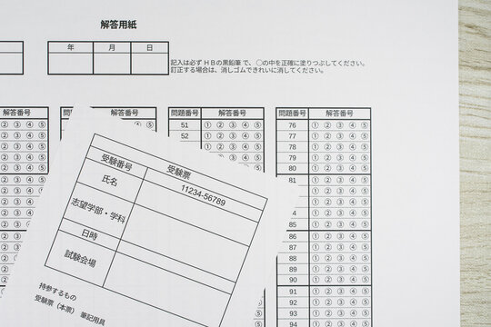 受験票とマークシートで受験のイメージ