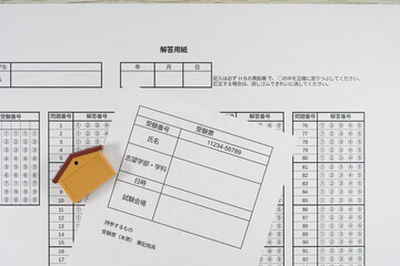 受験票とマークシートで受験のイメージ
