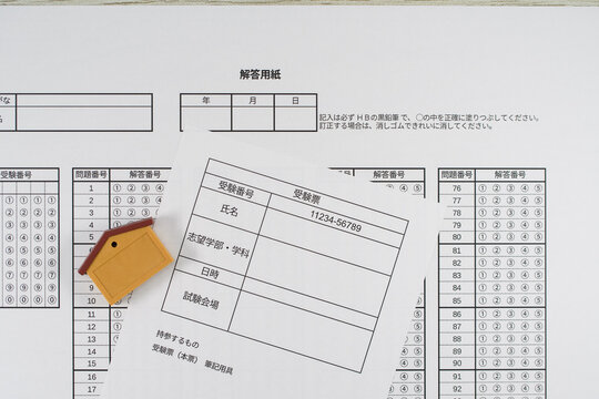 受験票とマークシートで受験のイメージ