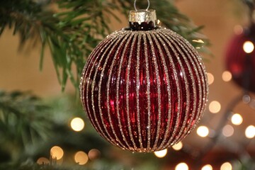 rote Christbaumkugel am Weihnachtsbaum