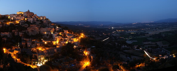 Gordes &agrave; la tomb&eacute;e de la nuit