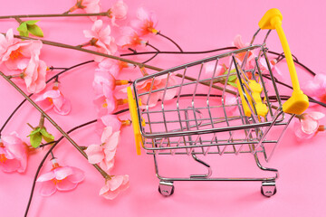 カートと桜で新生活の買い物のイメージ