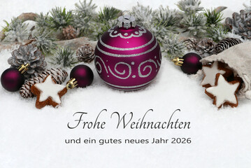 Weihnachtskarte: Winterliche Kulisse mit Weihnachtsgrüßen, lila Weihnachtskugeln, Zimtsternen und...
