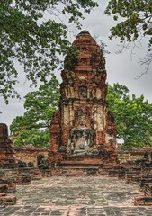 Buddha-Statue vor eine Stupa