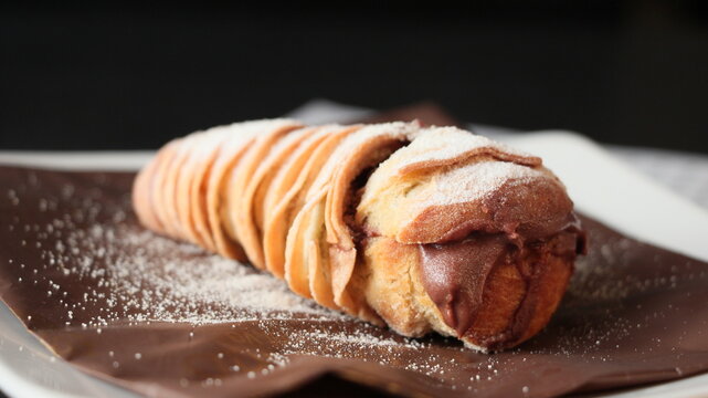Hojaldre con chocolate, colita de langosta