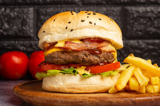Hamburguesa de carne con papas